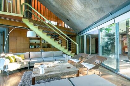 Protagonista en el living, la escalera marca presencia y divide espacios