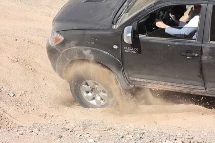 Protección. El vehículo debe contar con elementos que eviten que
las piedras sueltas dañen las partes mecánicas