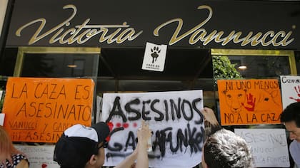 Proteccionistas y vecinos realizaron un escrache frente al local de lencería de Vanucci en Recoleta