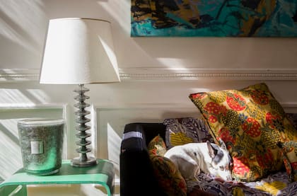 Protegido con covers y almohadones hechos en textiles africanos que compró en Paris, el sillón de pana azul que Romina heredó de su abuela no le está vedado a Luna.