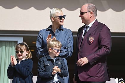 Protegidos por anteojos de sol, el príncipe Alberto II, la bella  sudafricana y sus hijos Jacques y Gabriella aplauden durante el tradicional torneo de rugby de Santa Devota, patrona de Mónaco, celebrado este sábado 7 de mayo.