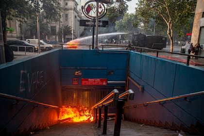 Hubo incendios en las entradas a las estaciones de subterráneos de la capital chilena