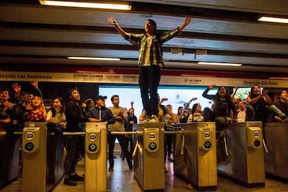 Las manifestaciones comenzaron en los subtes