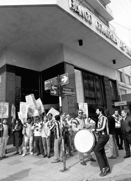 Protesta bancaria en Mar del Plata, contra Domingo Cavallo; los empleados se manifiestan en el Banco Comercial en Moreno e Independencia, en agosto de 1992