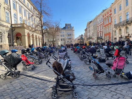 Protesta con cochecitos en Lviv, Ucrania