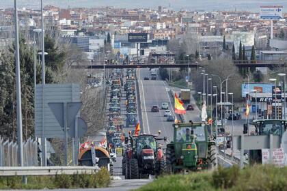 Vista de la larga cola de tractores en Alcobendas al Norte de Madrid
