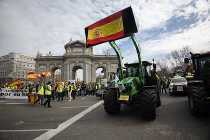 Manifestantes llegan con sus tractores a la Puerta de Alcalá