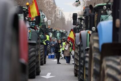 Los manifestantes llegan en tractores durante una protesta de agricultores para denunciar sus condiciones y la política agrícola europea, en la Plaza de la Independencia de Madrid