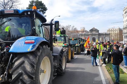 Tractores en la Puerta de Alcalá, en Madrid 