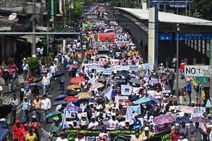 En marchas divididas, miles de salvadoreños se manifestaron contra la reelección de Bukele y otros en apoyo