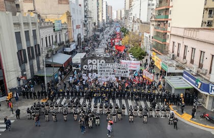 Protesta contra el Gobierno en reclamo por la escasez de alimentos en los comedores sociales en Buenos Aires, el jueves 6 de junio