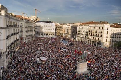 Protesta contra la monarquía. En la Puerta del Sol, en Madrid, miles de manifestantes autoconvocados por las redes sociales reclamaron el fin de la monarquía y el retorno a un sistema republicano mediante el llamado a un referéndum