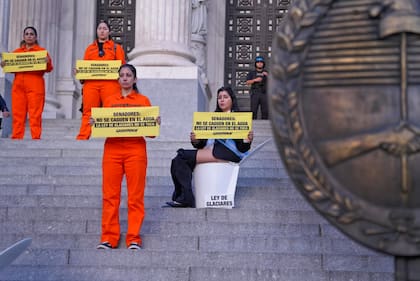 Protesta de activistas Greenpeace en la escalinatas del Congreso de la Nación en contra de la reforma de la ley de glaciares, esta semana