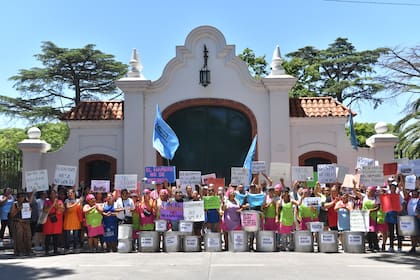 Protesta de Barrios de Pie frente a la residencia presidencial de Olivos
