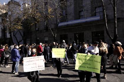 Protesta de comerciantes frente a la municipalidad, en Mar del Plata
