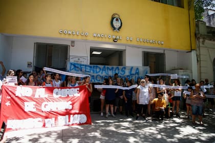Protesta de docentes, padres y chicos de la Escuela Primaria N°8, situada en Juramento 4849