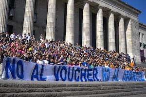 Agrupaciones estudiantiles peronistas y radicales se manifestaron contra "los vouchers educativos"