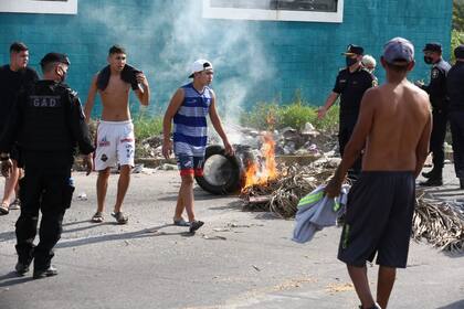 Protesta de familiares de detenidos en los allanamientos realizados en el asentamiento Puerta 8