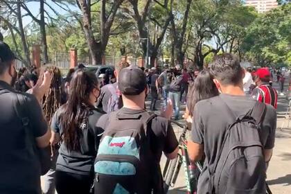 Protesta de gastronomicos en frente de la quinta de Olivos el 15 de abril 2021