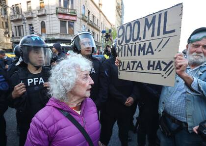 Protesta de jubilados frente al Congreso. Las fuerzas de seguridad desalojaron a los manifestantes de la calle