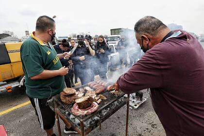 Un puesto de choripanes armado durante la protesta de la policía bonaerense en el Puente 12, en La Matanza