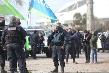 Los uniformados exigen conocer la nueva escala salarial para deponer su manifestación