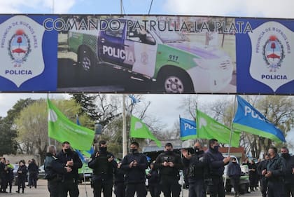 Los policías se manifiestan esta mañana frente al Comando de Patrullas de esta capital