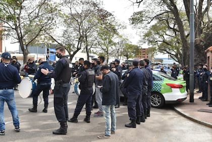 Protesta de la policía frente a la Quinta de Olivos