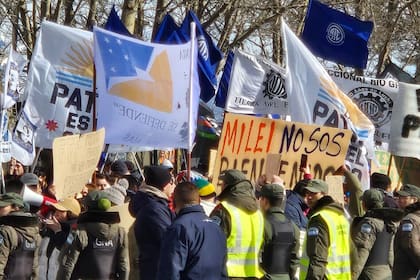 Protesta de la UOM y otros sindicatos por la presencia de Milei en Tierra del Fuego