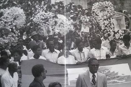 Protesta de los familiares de las víctimas de los Duvalier frente a la prisión de Fort Dimanche, en abril de 1986