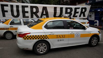 Protesta de los taxistas uruguayos por la llegada de Uber al país