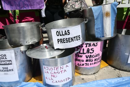 Protesta de ollas vacias frente al Libertador Hotel