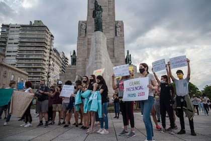 Protesta de padres y alumnos por el regreso de las clases en el Monumento a la Bandera, en Rosario