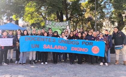 Protesta de padres y docentes en el Instituto Dámaso Centeno, de Caballito
