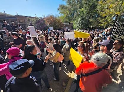 Protesta de padres y madres en el jardín de la Parroquia del Niño Dios