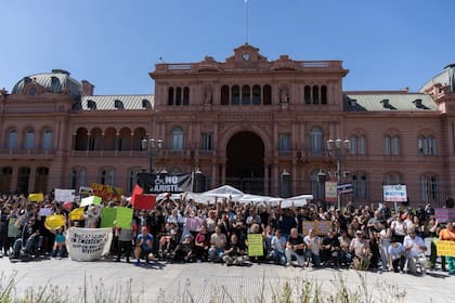 Protesta de personas con discapacidad en la Plaza de Mayo, frente a la Casa Rosada