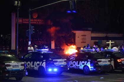 Protesta de policías frente a la jefatura de Rosario por bajos salarios y condiciones laborales