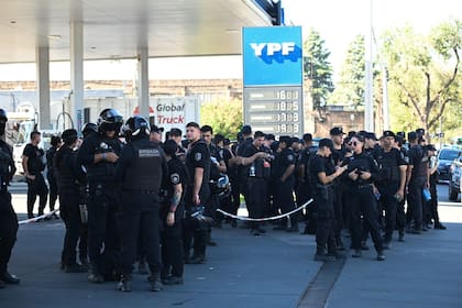 Protesta de policías frente a la jefatura de Rosario por bajos salarios y condiciones laborales