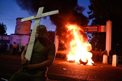 Protesta de policías frente a la jefatura de Rosario por bajos salarios y condiciones laborales
