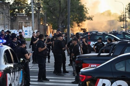 Protesta de policías frente a la jefatura de Rosario por bajos salarios y condiciones laborales
