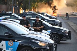 Tras la protesta policial en Rosario, el gobierno de Santa Fe levantó las sanciones a los policías pero el conflicto sigue