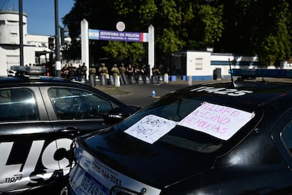 Protesta de policías frente a la jefatura de Rosario por bajos salarios y condiciones laborales
