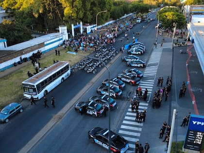 Protesta de policías frente a la jefatura de Rosario por bajos salarios y condiciones laborales