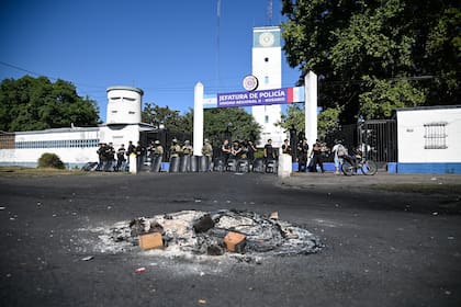 Protesta de policías frente a la jefatura de Rosario por bajos salarios y condiciones laborales