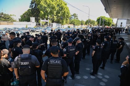 Protesta de policías frente a la jefatura de Rosario por bajos salarios y condiciones laborales