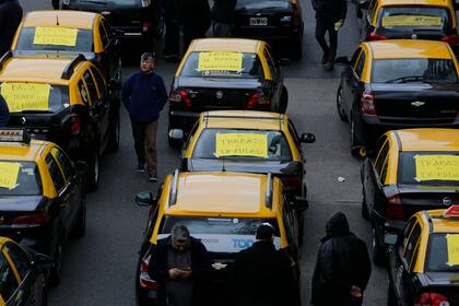 Protesta de taxis porteños contra Uber
