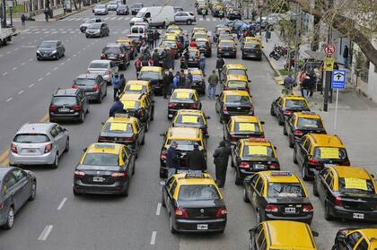 Protesta de taxista en avenida del Libertador y General Paz