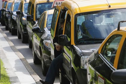 Según Uber, ya son mil los taxistas porteños que descargaron la app