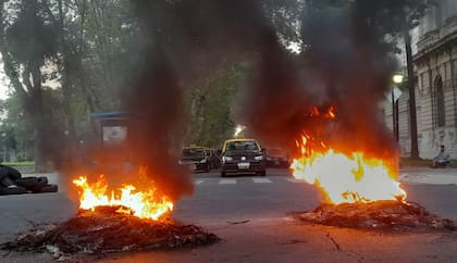 Protesta de taxistas en Rosario por el asesinato de un colega, el cuarto en un mes