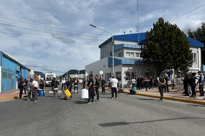 Protesta de trabajadores de la Dirección Provincial de Puertos contra la intervención del puerto de Ushuaia